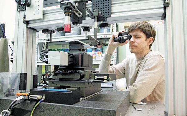 Аспирант Кирилл Бронников, защитивший недавно кандидатскую диссертацию, занимается записью трёхмерных структур фемтосекунным лазером.