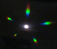 Рис. 3б) Картина дифракции пучка белого света на образце такого кристалла